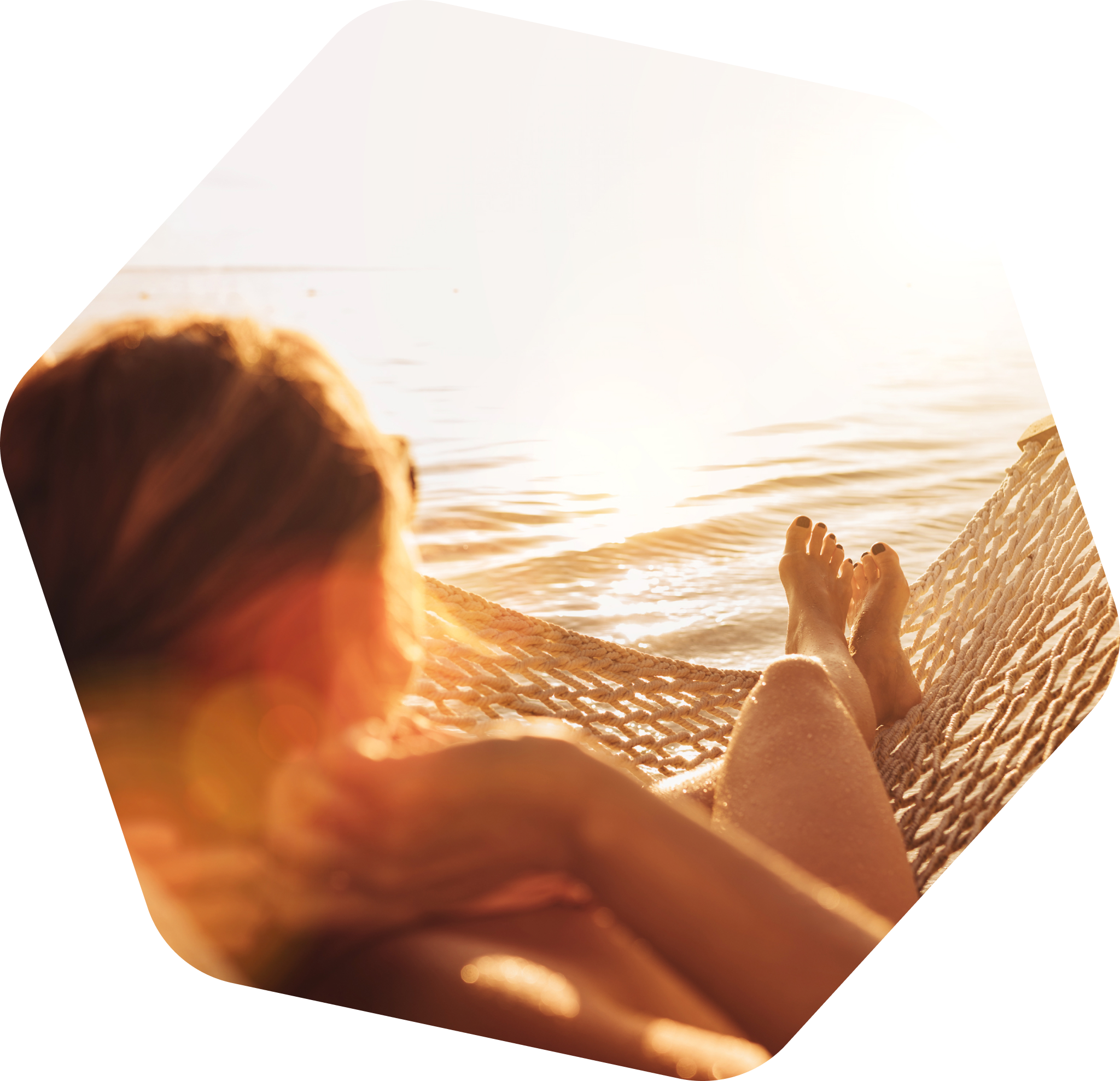 Person entspannt im Sommer in einer Hängematte am Wasser